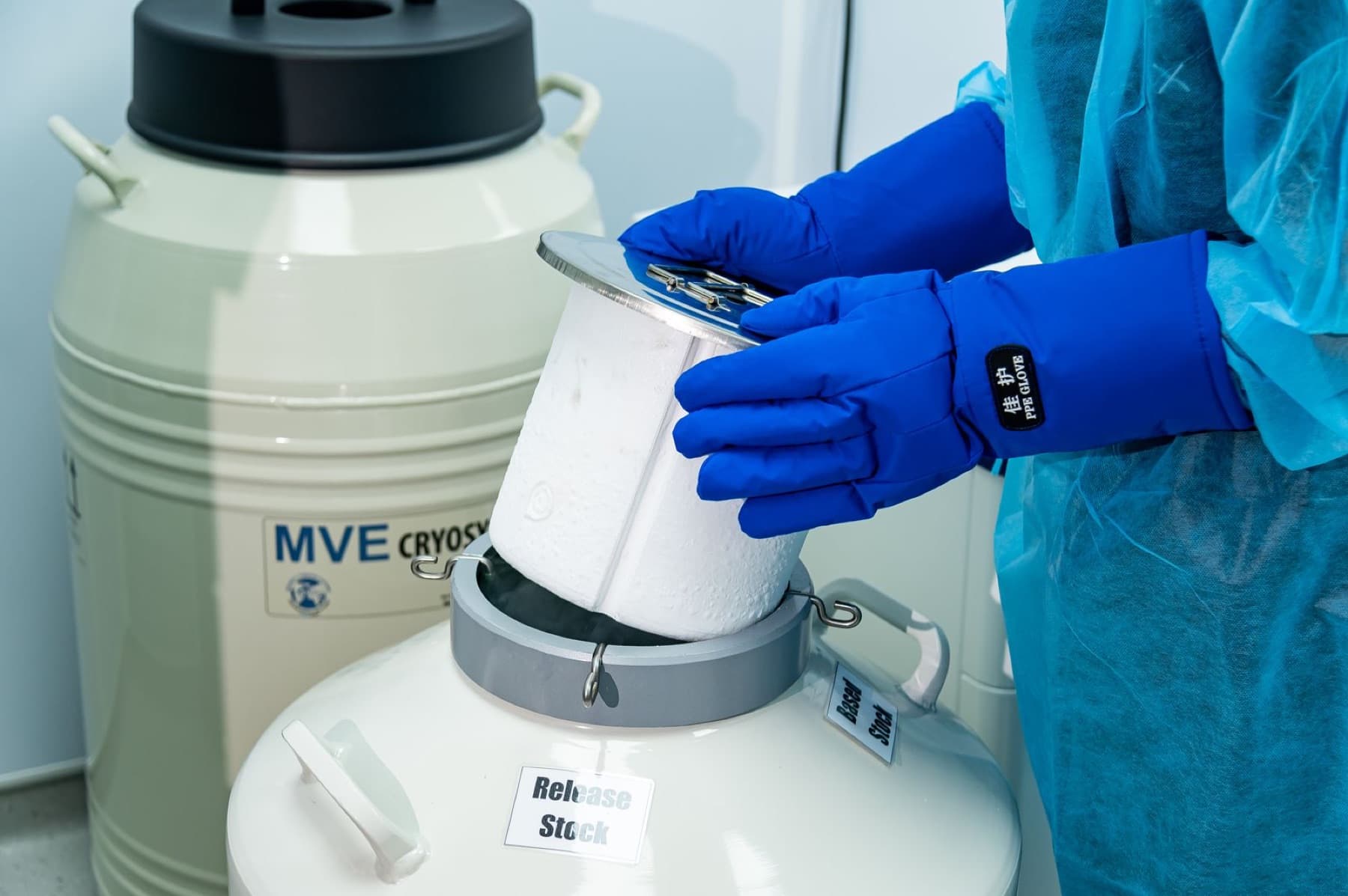 Retrieving samples from liquid nitrogen storage
